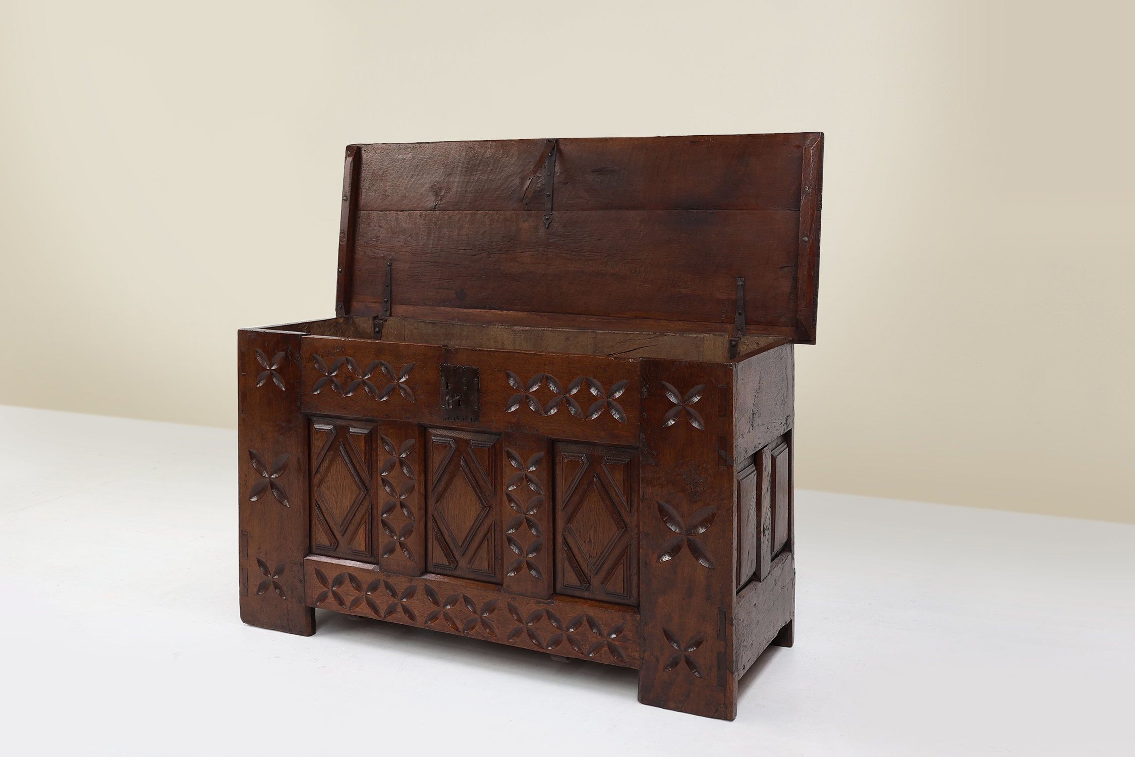 Large hand-carved 16th Century Bridal Chest in oak, Francethumbnail
